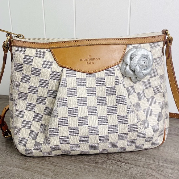 Camellia Flower Vegan Leather Magnetic Bag Charm - Picture 5 of 9